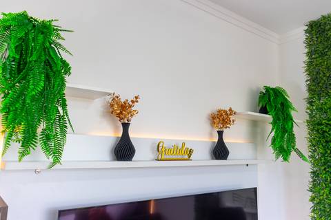 Apartamento decorado para locação de temporada em São Vicente, com vista para o mar e decoração de alto padrão – fotografia imobiliária profissional por Fernando Freire'