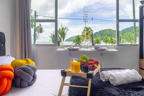 Quarto confortável e decorado em apartamento para locação de temporada em São Vicente – fotografia imobiliária para Airbnb.'