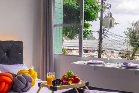 Quarto confortável e decorado em apartamento para locação de temporada em São Vicente – fotografia imobiliária para Airbnb.'