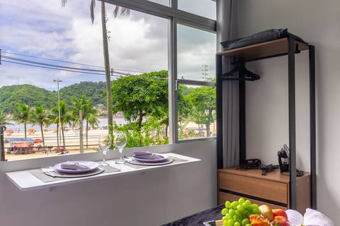 Vista para o mar em apartamento em São Vicente, com destaque para o pôr do sol – fotografia imobiliária para Airbnb e Booking.'