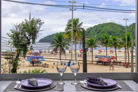 Vista para o mar em apartamento em São Vicente, com destaque para o pôr do sol – fotografia imobiliária para Airbnb e Booking.'