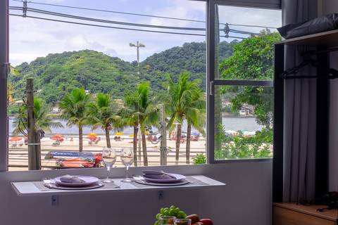 Vista para o mar em apartamento em São Vicente, com destaque para o pôr do sol – fotografia imobiliária para Airbnb e Booking.'