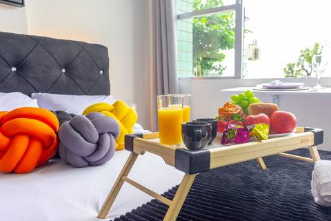 Quarto confortável e decorado em apartamento para locação de temporada em São Vicente – fotografia imobiliária para Airbnb.'