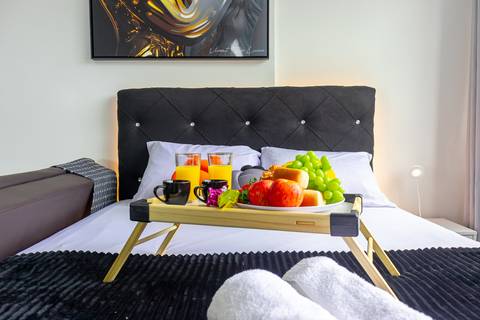 Quarto confortável e decorado em apartamento para locação de temporada em São Vicente – fotografia imobiliária para Airbnb.'