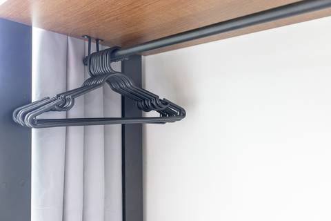 Apartamento decorado para locação de temporada em São Vicente, com vista para o mar e decoração de alto padrão – fotografia imobiliária profissional por Fernando Freire'