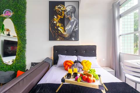 Quarto confortável e decorado em apartamento para locação de temporada em São Vicente – fotografia imobiliária para Airbnb.'