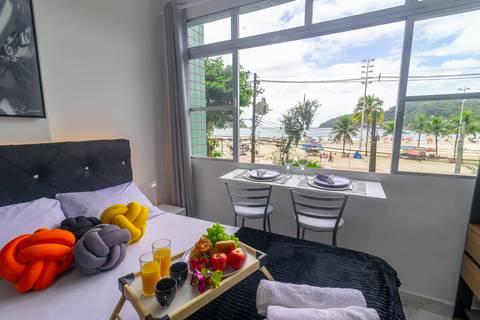 Quarto confortável e decorado em apartamento para locação de temporada em São Vicente – fotografia imobiliária para Airbnb.'