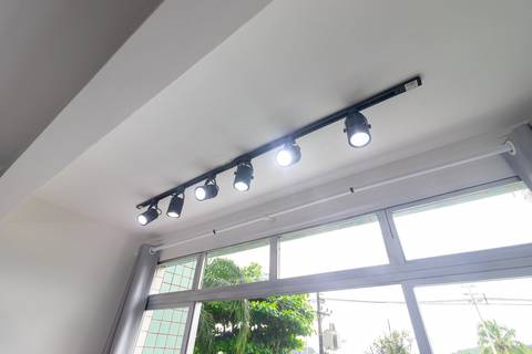 Apartamento decorado para locação de temporada em São Vicente, com vista para o mar e decoração de alto padrão – fotografia imobiliária profissional por Fernando Freire'