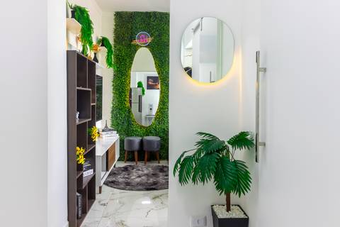 Sala de jantar integrada com decoração moderna em apartamento para locação de temporada em São Vicente – fotografia imobiliária.'