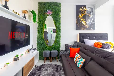 Apartamento decorado para locação de temporada em São Vicente, com vista para o mar e decoração de alto padrão – fotografia imobiliária profissional por Fernando Freire'