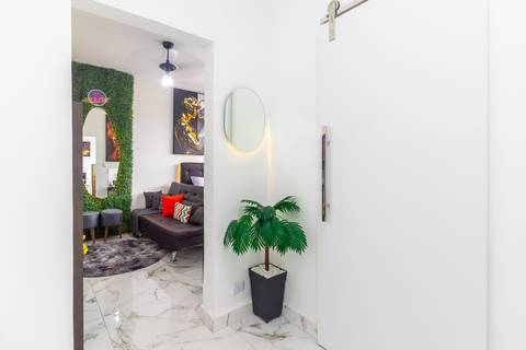 Sala de jantar integrada com decoração moderna em apartamento para locação de temporada em São Vicente – fotografia imobiliária.'