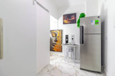 Cozinha completa e equipada em apartamento para Airbnb em São Vicente – fotografia imobiliária profissional.'