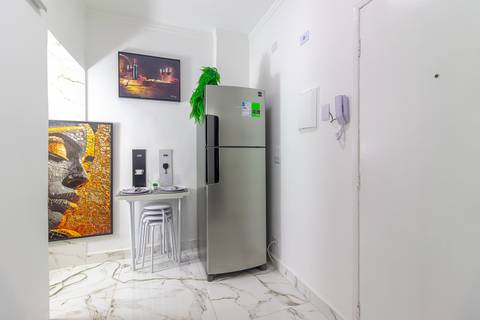 Cozinha completa e equipada em apartamento para Airbnb em São Vicente – fotografia imobiliária profissional.'