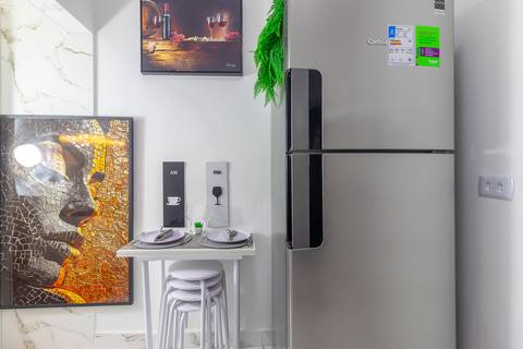 Cozinha completa e equipada em apartamento para Airbnb em São Vicente – fotografia imobiliária profissional.'