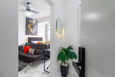 Cozinha completa e equipada em apartamento para Airbnb em São Vicente – fotografia imobiliária profissional.'