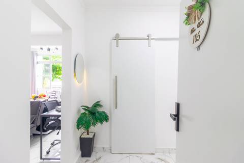 Cozinha completa e equipada em apartamento para Airbnb em São Vicente – fotografia imobiliária profissional.'