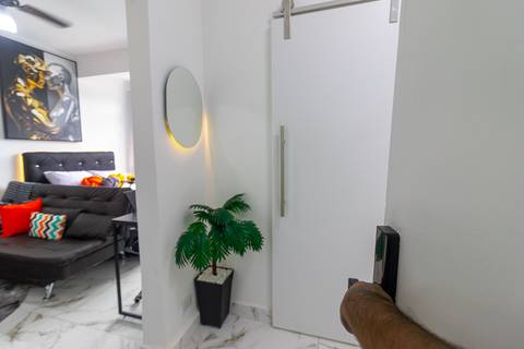 Cozinha completa e equipada em apartamento para Airbnb em São Vicente – fotografia imobiliária profissional.'