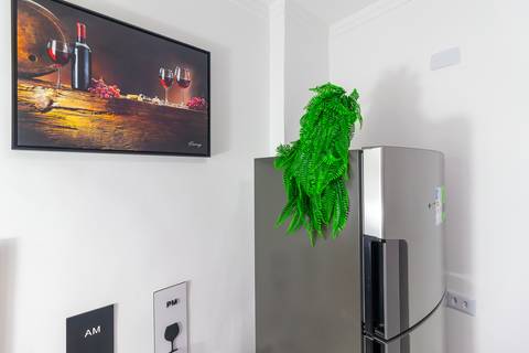 Cozinha completa e equipada em apartamento para Airbnb em São Vicente – fotografia imobiliária profissional.'