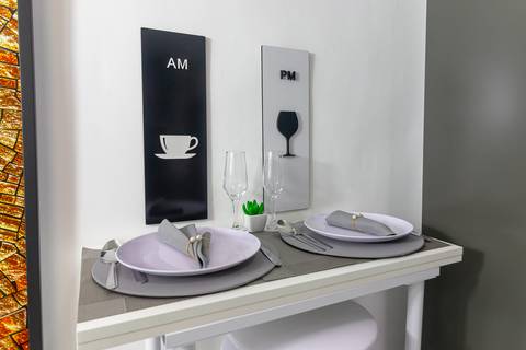 Cozinha completa e equipada em apartamento para Airbnb em São Vicente – fotografia imobiliária profissional.'