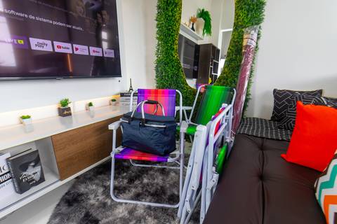 Banheiro moderno e bem iluminado em apartamento mobiliado para temporada – fotografia imobiliária em São Vicente.'