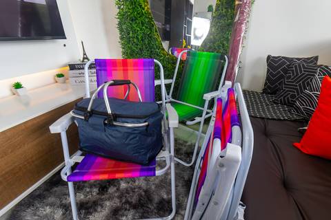 Banheiro moderno e bem iluminado em apartamento mobiliado para temporada – fotografia imobiliária em São Vicente.'