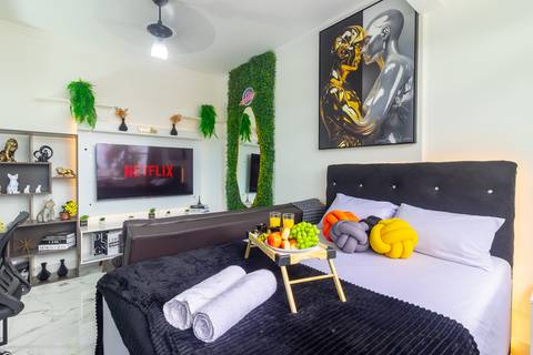 Quarto confortável e decorado em apartamento para locação de temporada em São Vicente – fotografia imobiliária para Airbnb.'