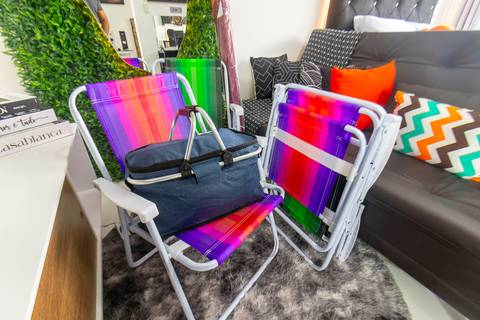 Banheiro moderno e bem iluminado em apartamento mobiliado para temporada – fotografia imobiliária em São Vicente.'