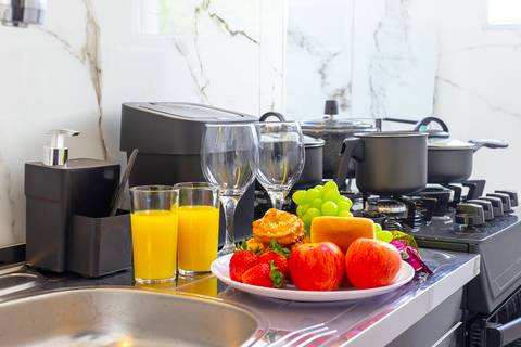 Cozinha completa e equipada em apartamento para Airbnb em São Vicente – fotografia imobiliária profissional.'