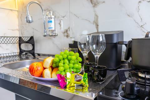 Cozinha completa e equipada em apartamento para Airbnb em São Vicente – fotografia imobiliária profissional.'