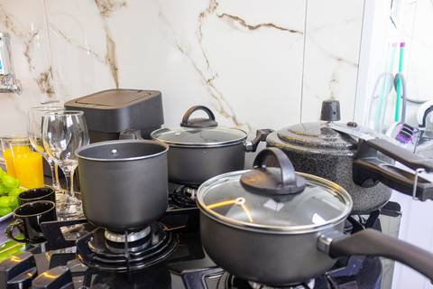 Cozinha completa e equipada em apartamento para Airbnb em São Vicente – fotografia imobiliária profissional.'