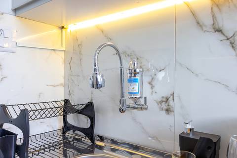 Cozinha completa e equipada em apartamento para Airbnb em São Vicente – fotografia imobiliária profissional.'