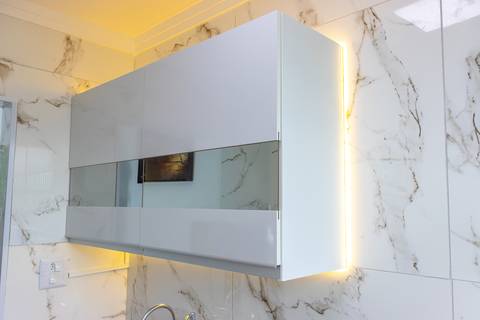 Cozinha completa e equipada em apartamento para Airbnb em São Vicente – fotografia imobiliária profissional.'