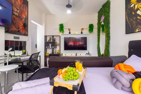 Quarto confortável e decorado em apartamento para locação de temporada em São Vicente – fotografia imobiliária para Airbnb.'