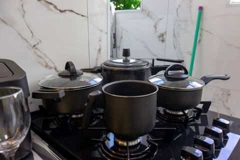 Cozinha completa e equipada em apartamento para Airbnb em São Vicente – fotografia imobiliária profissional.'