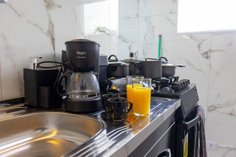 Cozinha completa e equipada em apartamento para Airbnb em São Vicente – fotografia imobiliária profissional.'