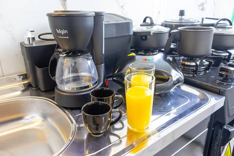 Cozinha completa e equipada em apartamento para Airbnb em São Vicente – fotografia imobiliária profissional.'