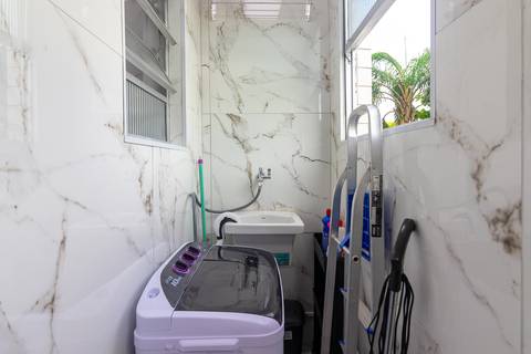 Cozinha completa e equipada em apartamento para Airbnb em São Vicente – fotografia imobiliária profissional.'