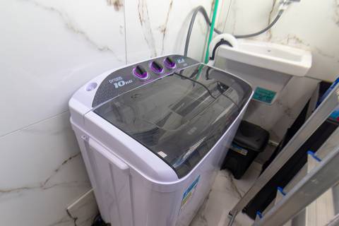 Cozinha completa e equipada em apartamento para Airbnb em São Vicente – fotografia imobiliária profissional.'