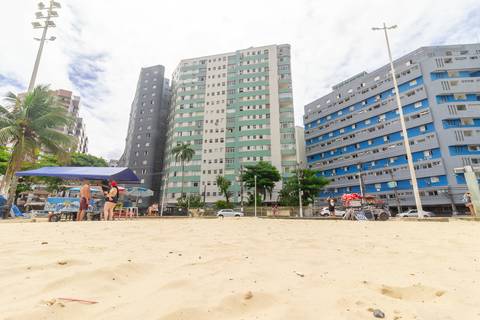 Fachada de prédio em São Vicente próximo à praia – fotografia imobiliária na Baixada Santista.'