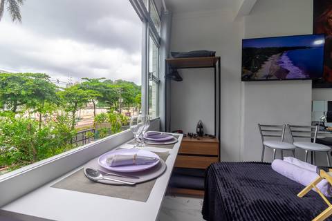 Quarto confortável e decorado em apartamento para locação de temporada em São Vicente – fotografia imobiliária para Airbnb.'