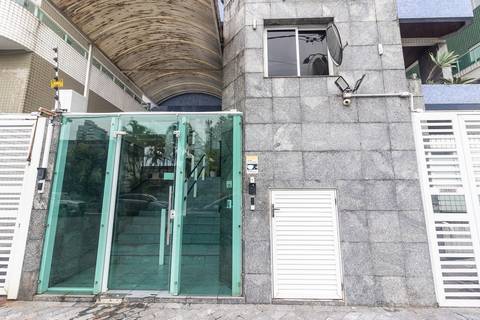 Fotografia Imobiliária de um apartamento novo para aluguel. Fotografia profissional por Fernando Freire, especialista em Airbnb e Booking.  Foto da fachada do prédio,'