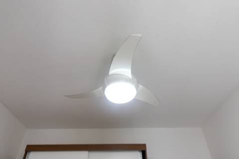 Fotografia Imobiliária de um apartamento novo para aluguel. Fotografia profissional por Fernando Freire, especialista em Airbnb e Booking.  Foto interna do apartamento.'
