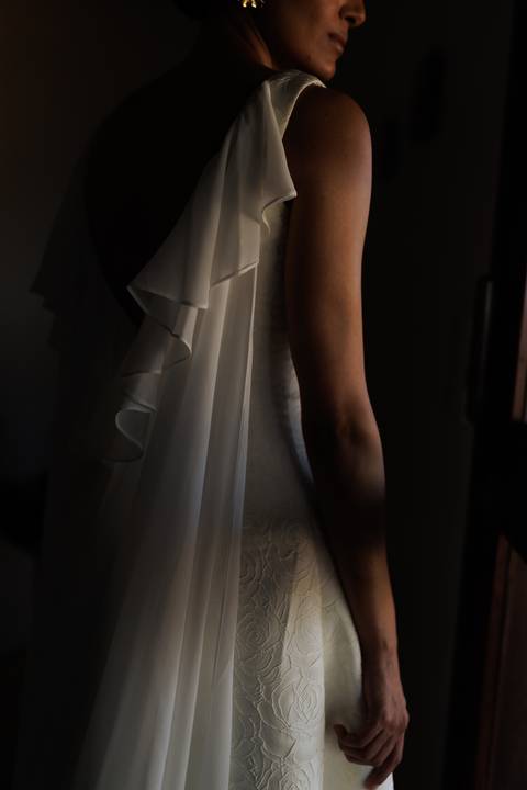 detalhes de vestido de noiva com capa'