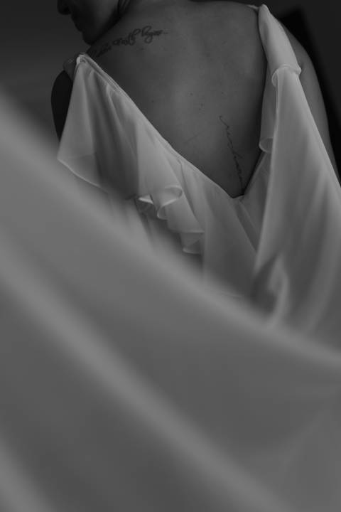 detalhes de vestido de noiva com capa
'