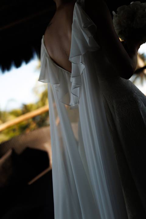 detalhes de vestido de noiva com capa'