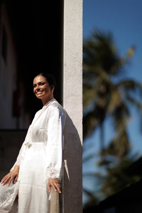 Noiva sorrindo com luz e sombra'