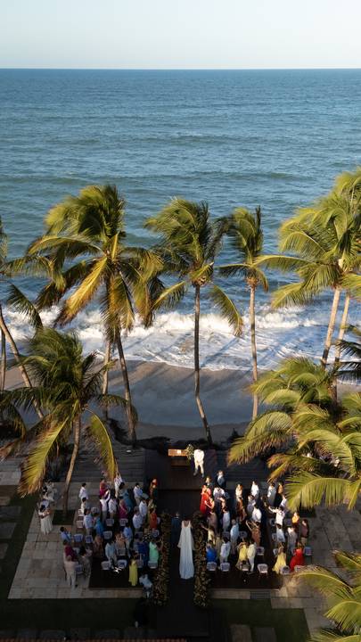 foto de drone de um casamento no nordeste com vista mar'