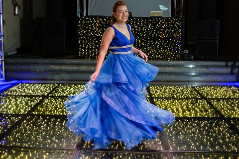 vestido azul 15 anos na pista de dança'
