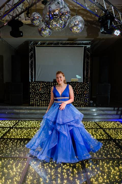 vestido azul 15 anos na pista de dança '