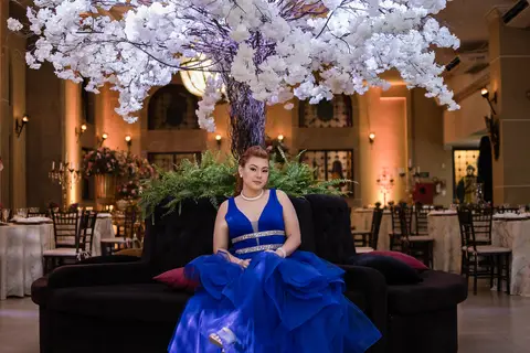 vestido azul 15 anos na pista de dança sentada sofa frances'